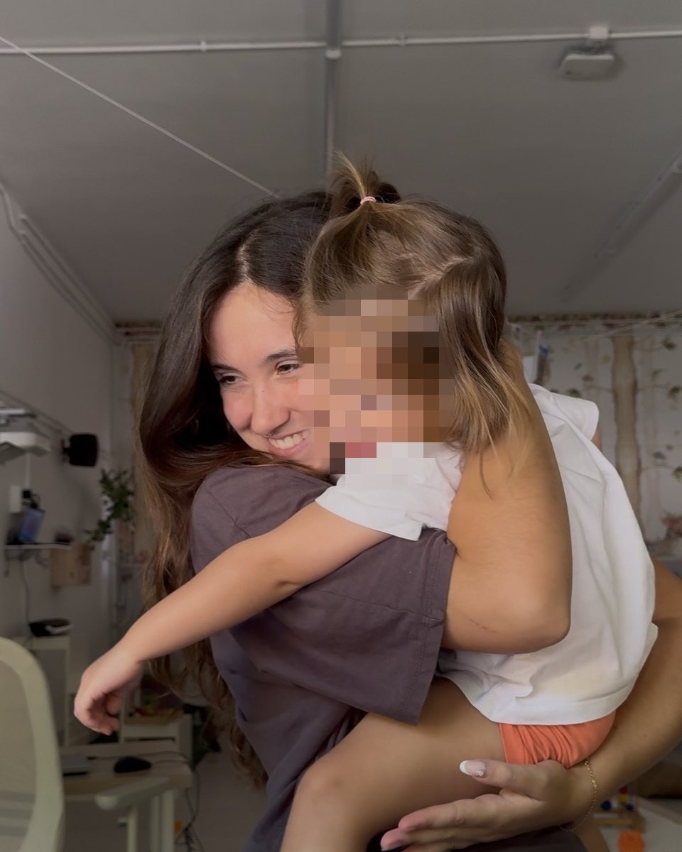 Elisa Espi, maestra de Infantil y Primaria, con una alumna en el aula